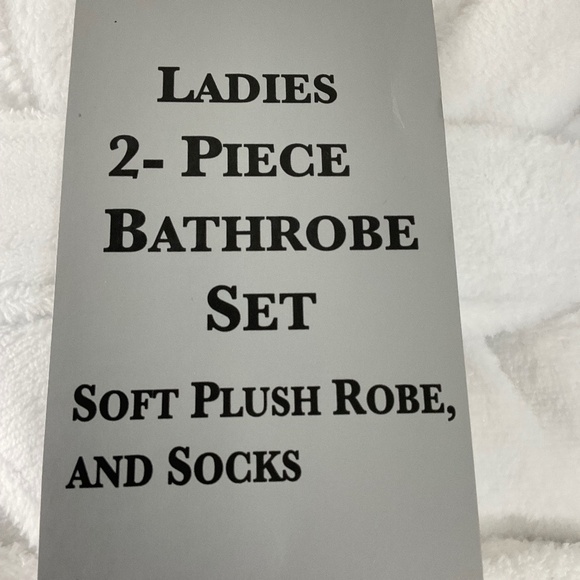 Mayfair Ladies 2-Piece Bathrobe Set with Plush Robe & Socks One Size New in Box - Picture 9 of 9